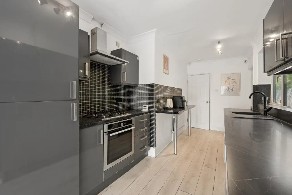 5 bedroom semi-detached house for rent