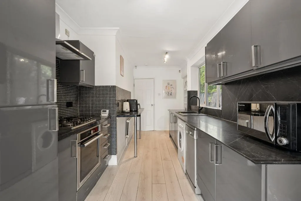 5 bedroom semi-detached house for rent
