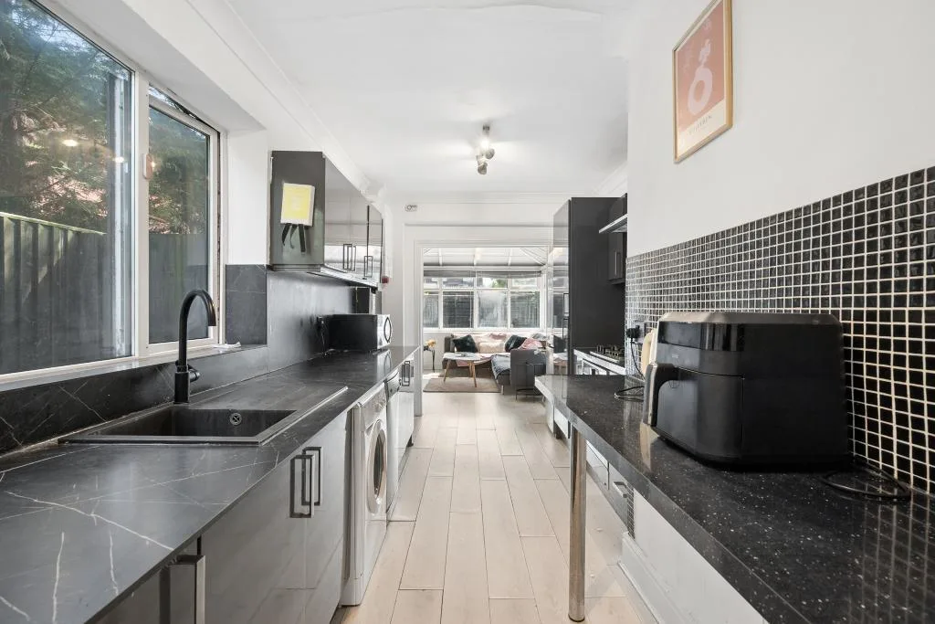 5 bedroom semi-detached house for rent