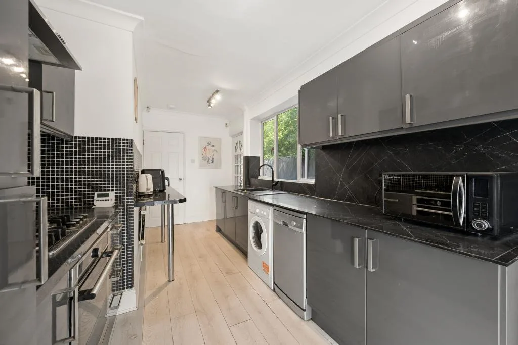 5 bedroom semi-detached house for rent
