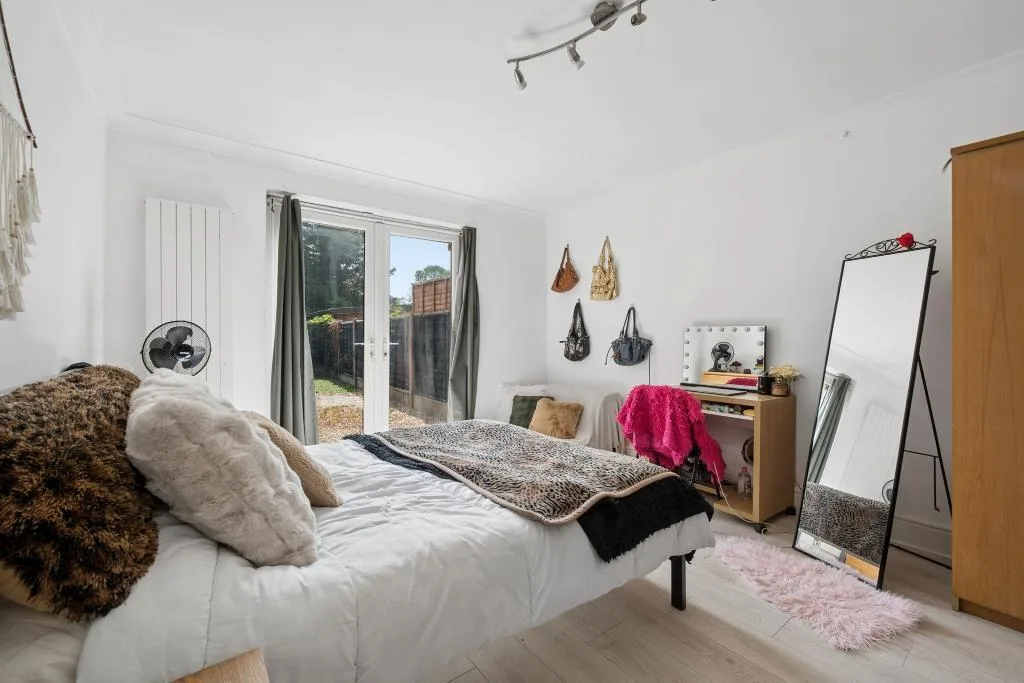 5 bedroom semi-detached house for rent