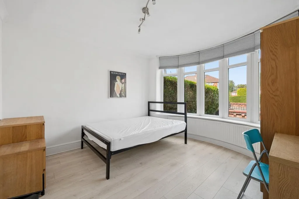 5 bedroom semi-detached house for rent
