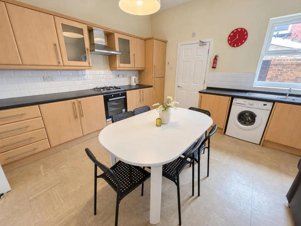 5 bedroom terraced house for rent