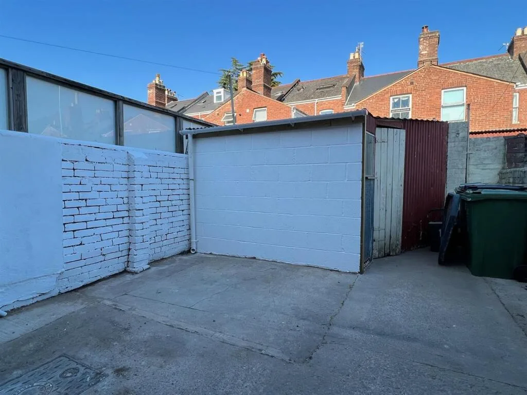 5 bedroom terraced house for rent