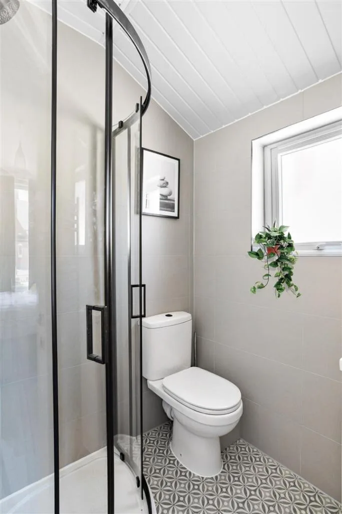 5 bedroom terraced house for rent