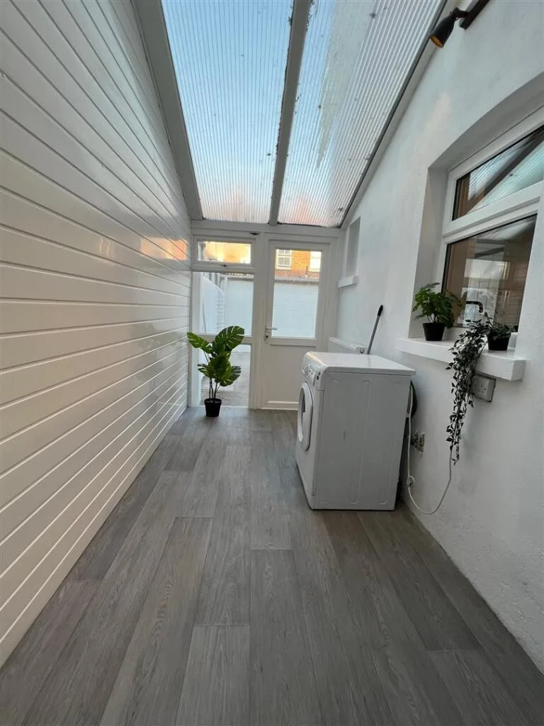 5 bedroom terraced house for rent