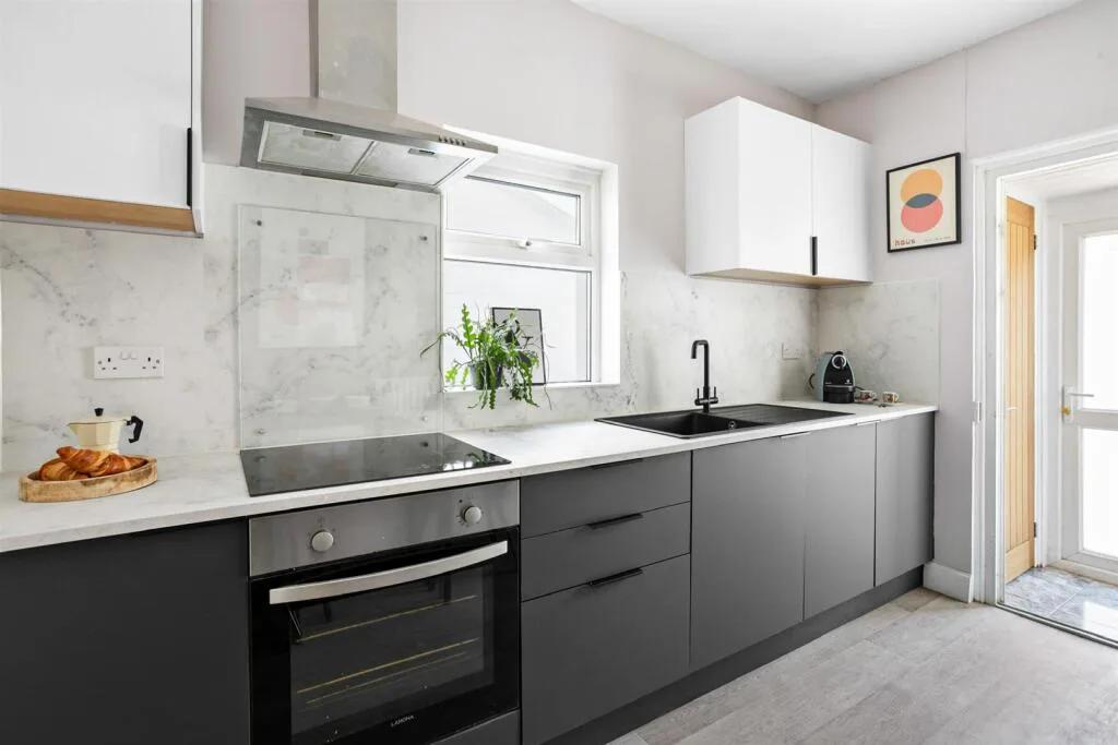 5 bedroom terraced house for rent