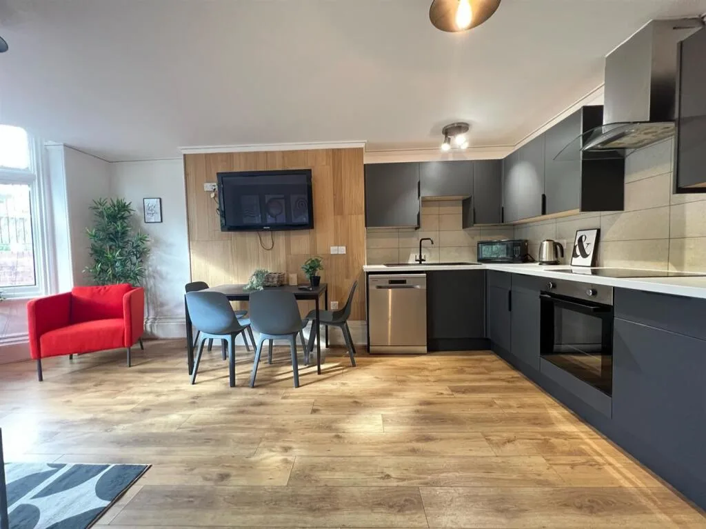 16 bedroom semi-detached house for rent