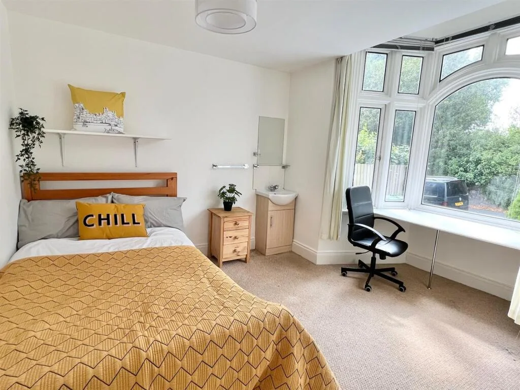 16 bedroom semi-detached house for rent