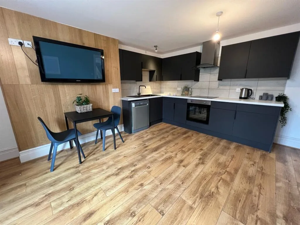 16 bedroom semi-detached house for rent