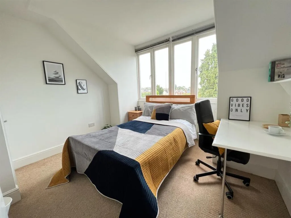 16 bedroom semi-detached house for rent