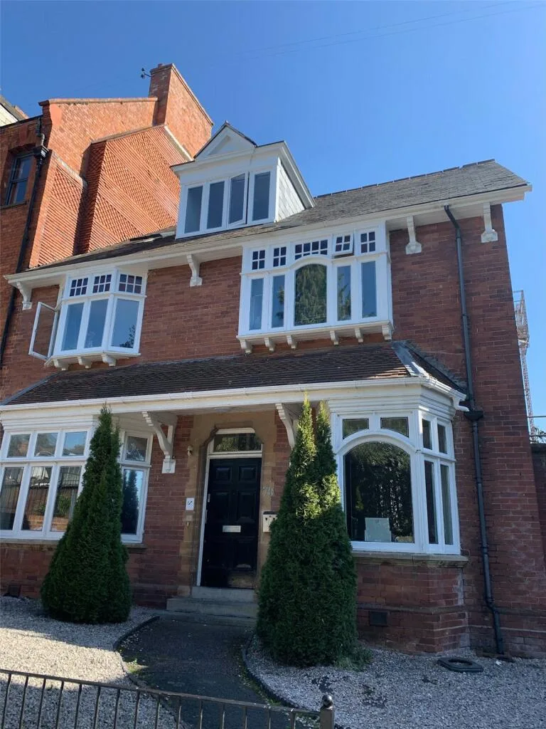 16 bedroom semi-detached house for rent