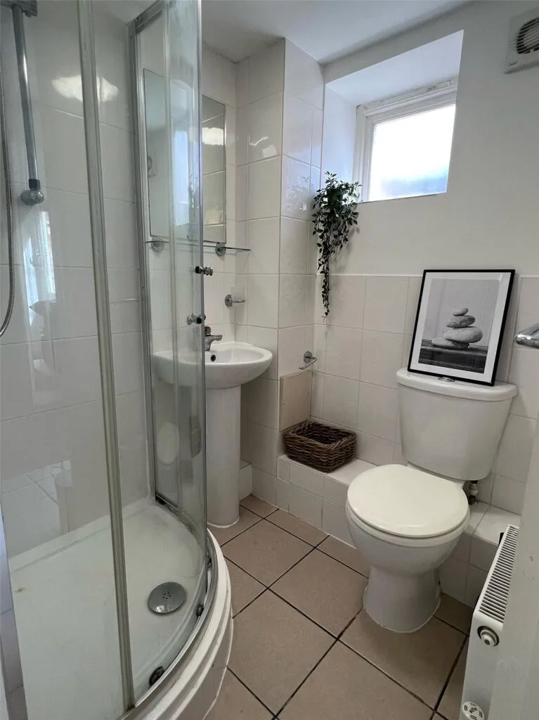16 bedroom semi-detached house for rent