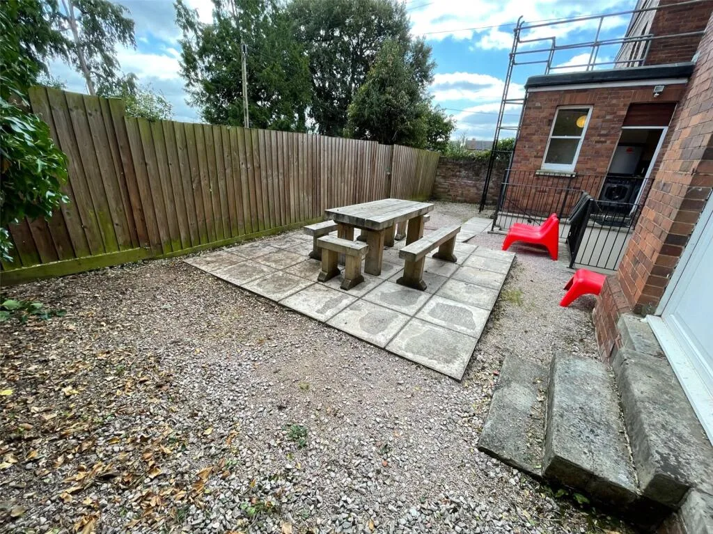 16 bedroom semi-detached house for rent