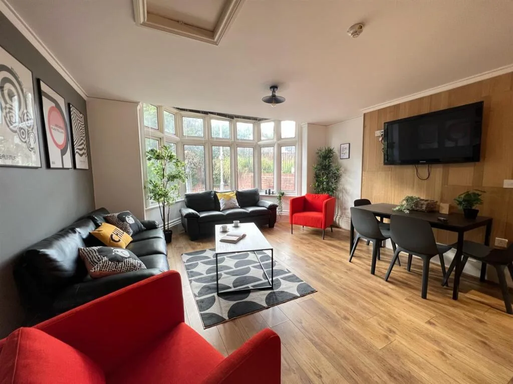 16 bedroom semi-detached house for rent