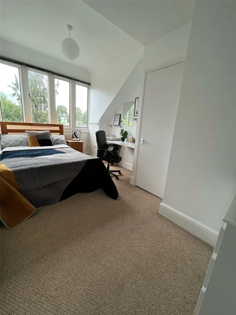 16 bedroom semi-detached house for rent