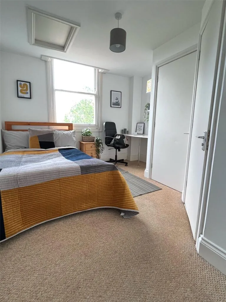 16 bedroom semi-detached house for rent