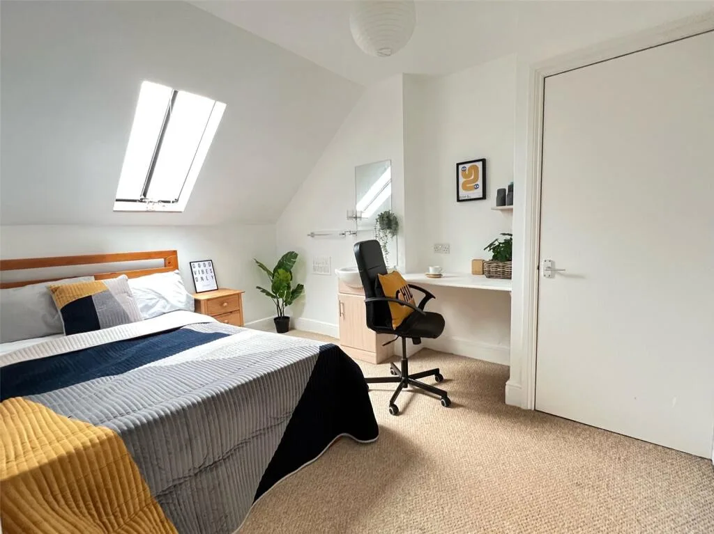 16 bedroom semi-detached house for rent
