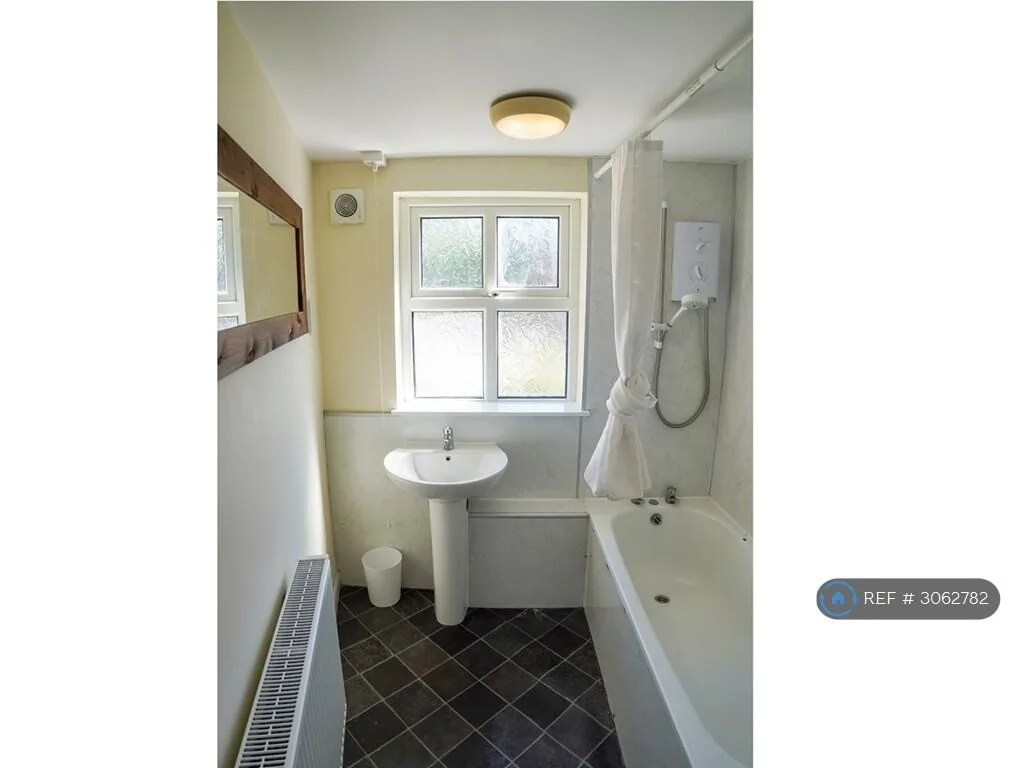 3 bedroom semi-detached house for rent