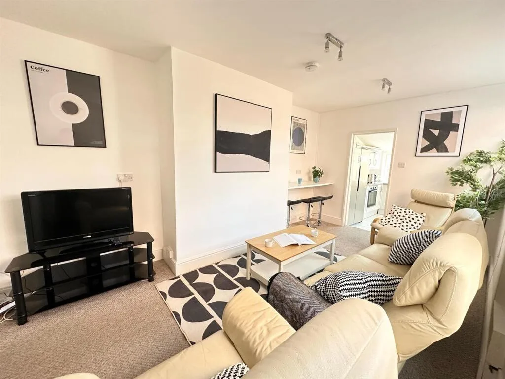 5 bedroom terraced house for rent