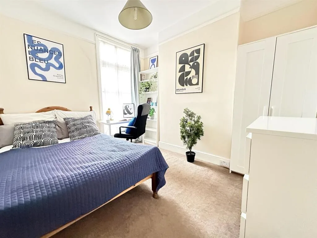 5 bedroom terraced house for rent