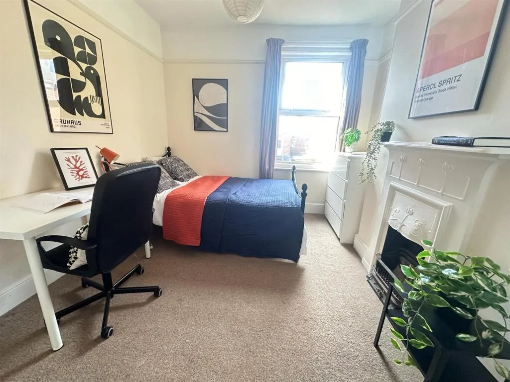 5 bedroom terraced house for rent