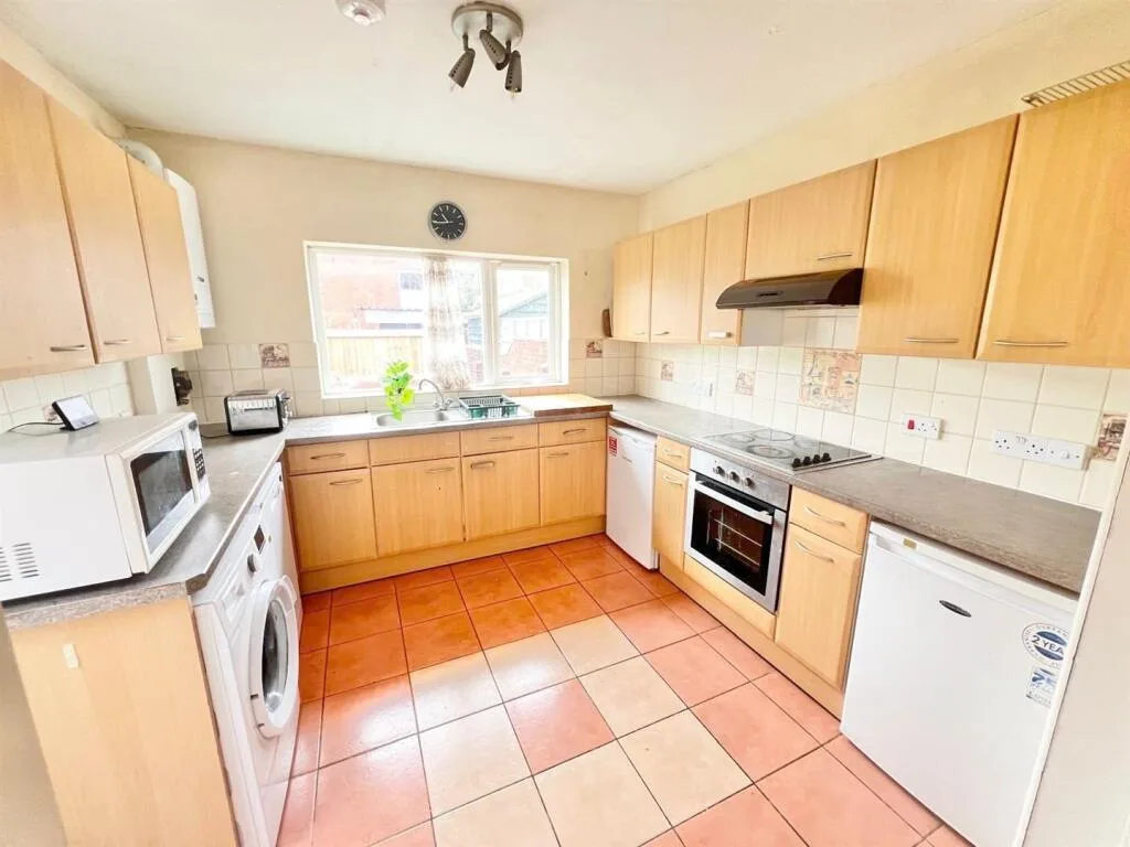 5 bedroom terraced house for rent