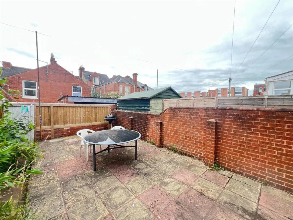 5 bedroom terraced house for rent