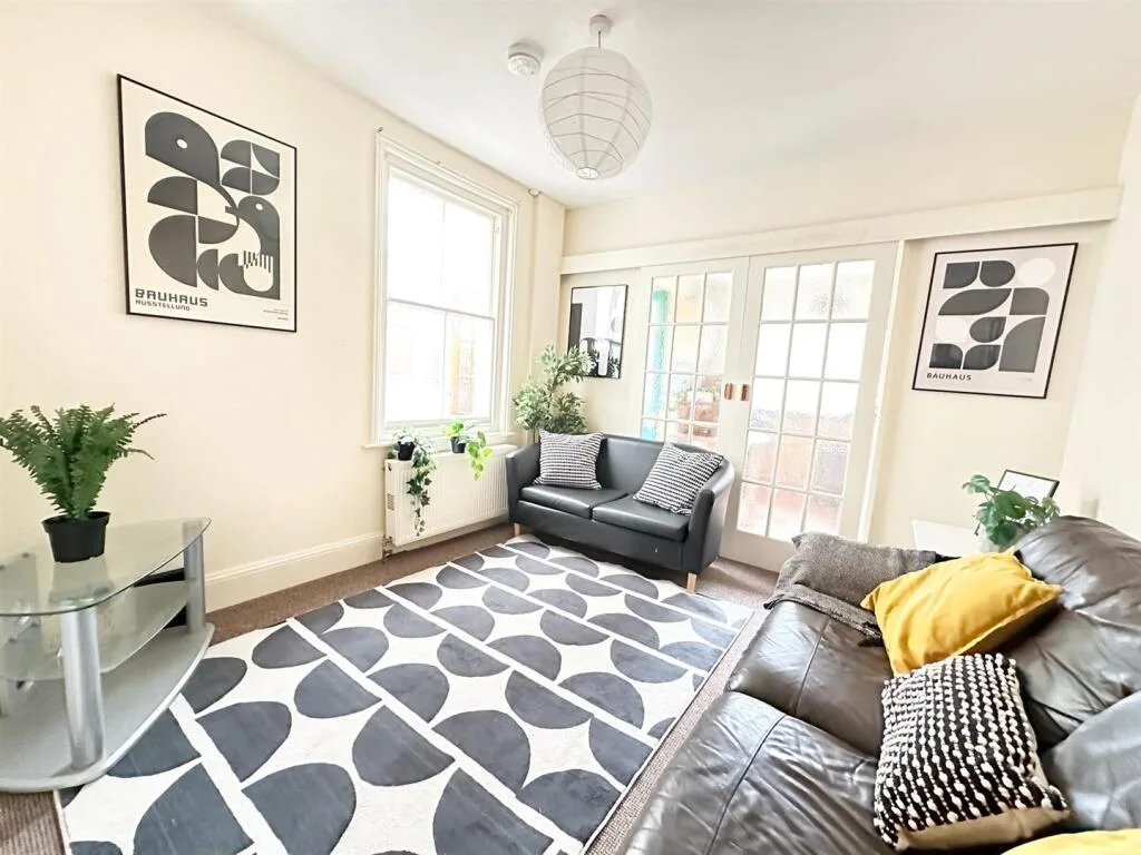 5 bedroom terraced house for rent