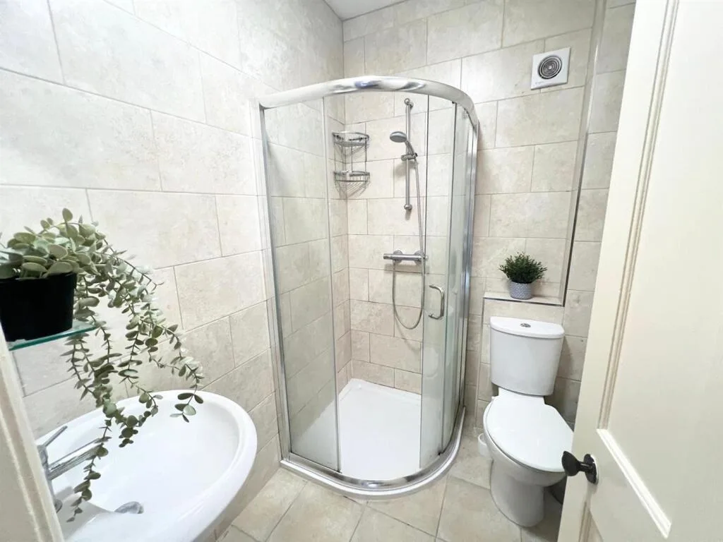 5 bedroom terraced house for rent