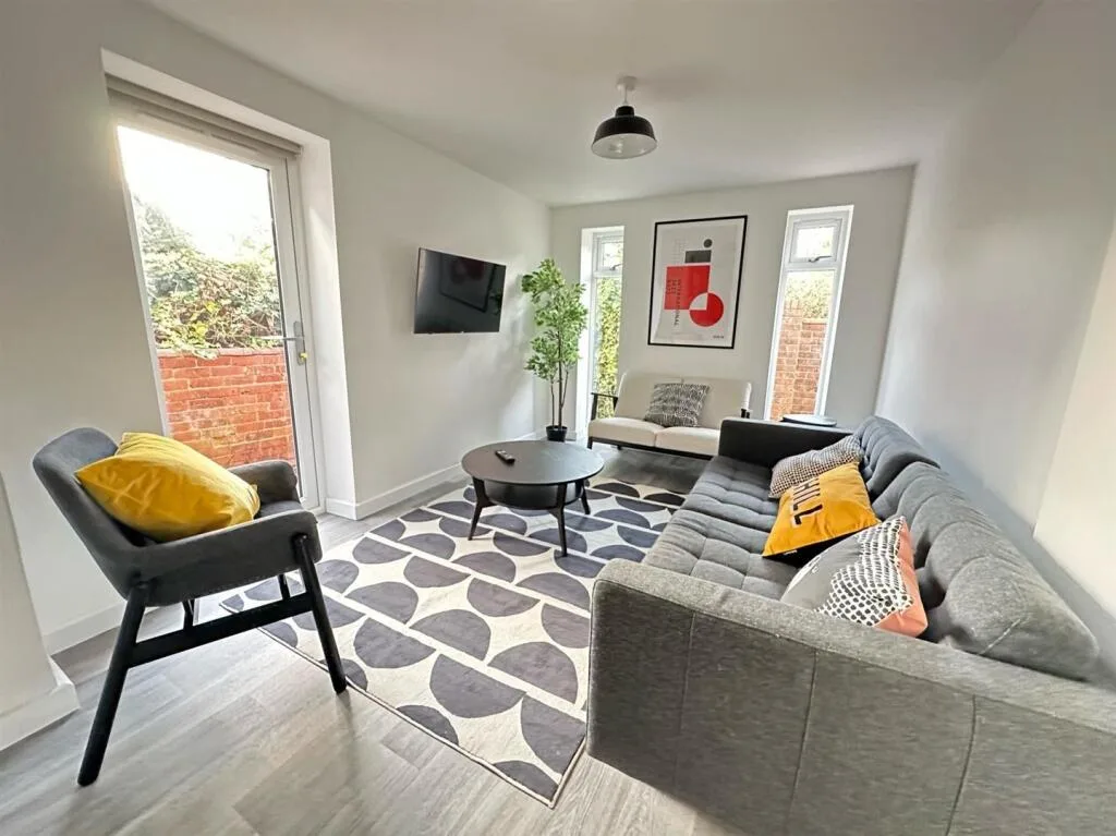 7 bedroom terraced house for rent