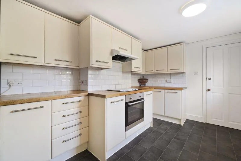 4 bedroom end of terrace house for rent