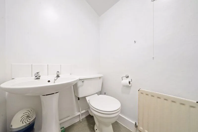 4 bedroom end of terrace house for rent