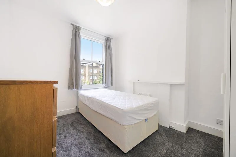 4 bedroom end of terrace house for rent