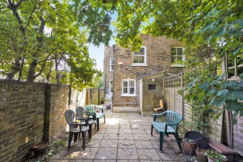 4 bedroom end of terrace house for rent
