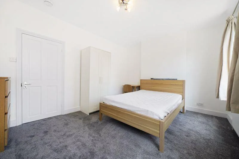 4 bedroom end of terrace house for rent