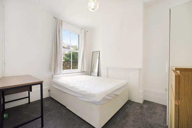 4 bedroom end of terrace house for rent