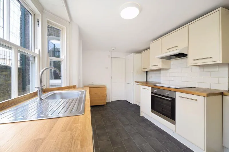 4 bedroom end of terrace house for rent