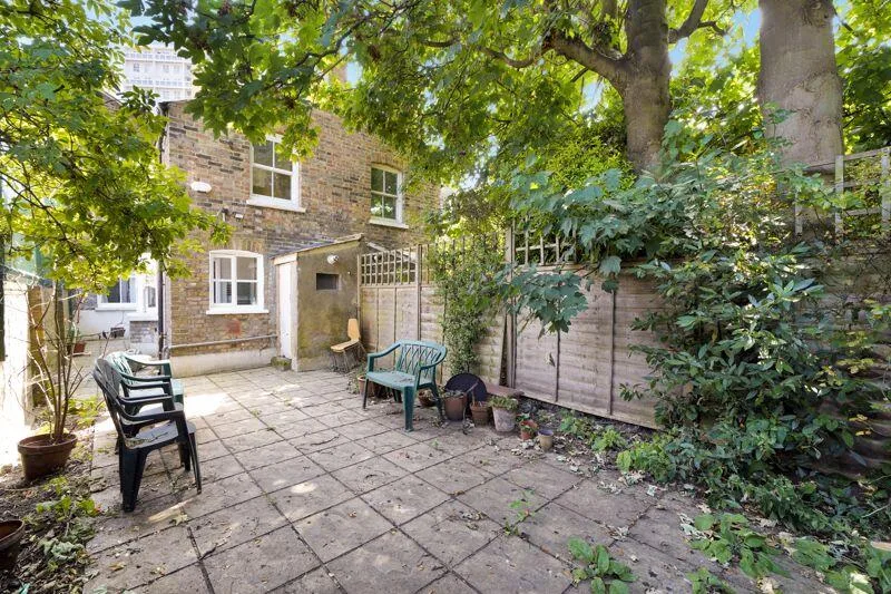 4 bedroom end of terrace house for rent