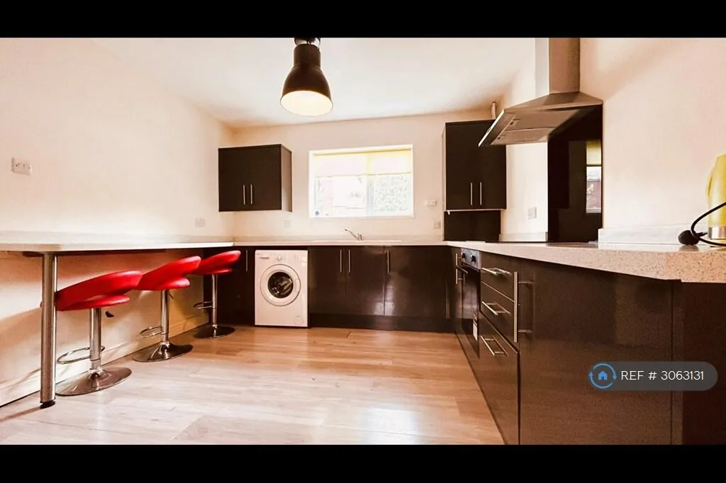 4 bedroom end of terrace house for rent