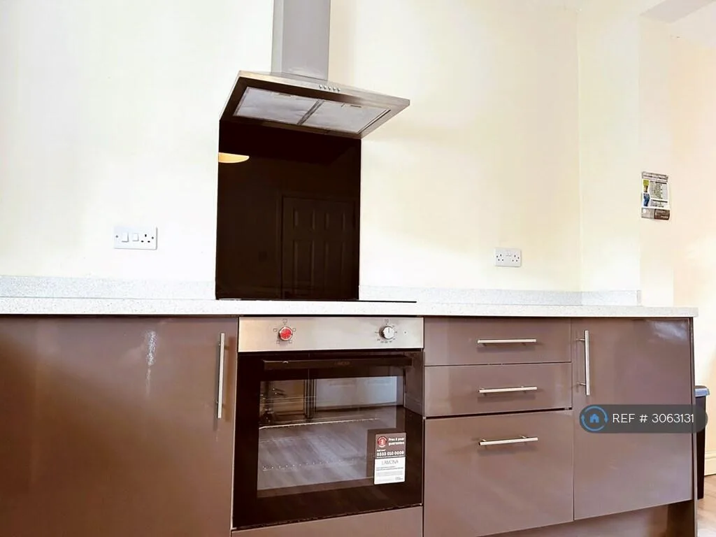 4 bedroom end of terrace house for rent