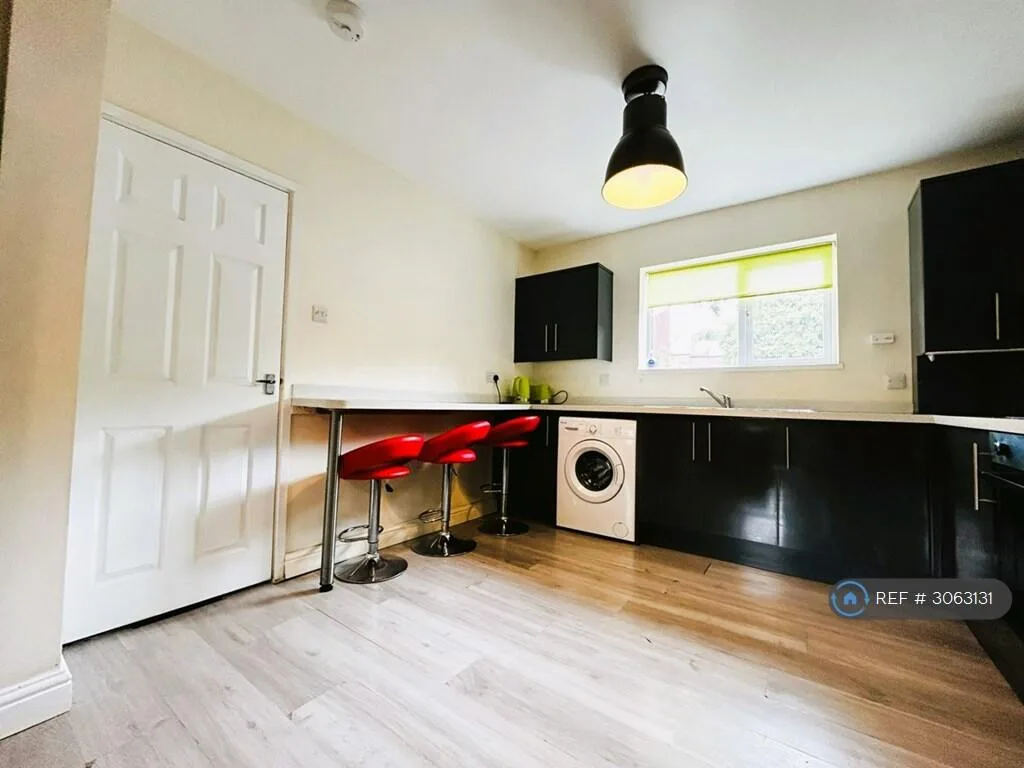 4 bedroom end of terrace house for rent