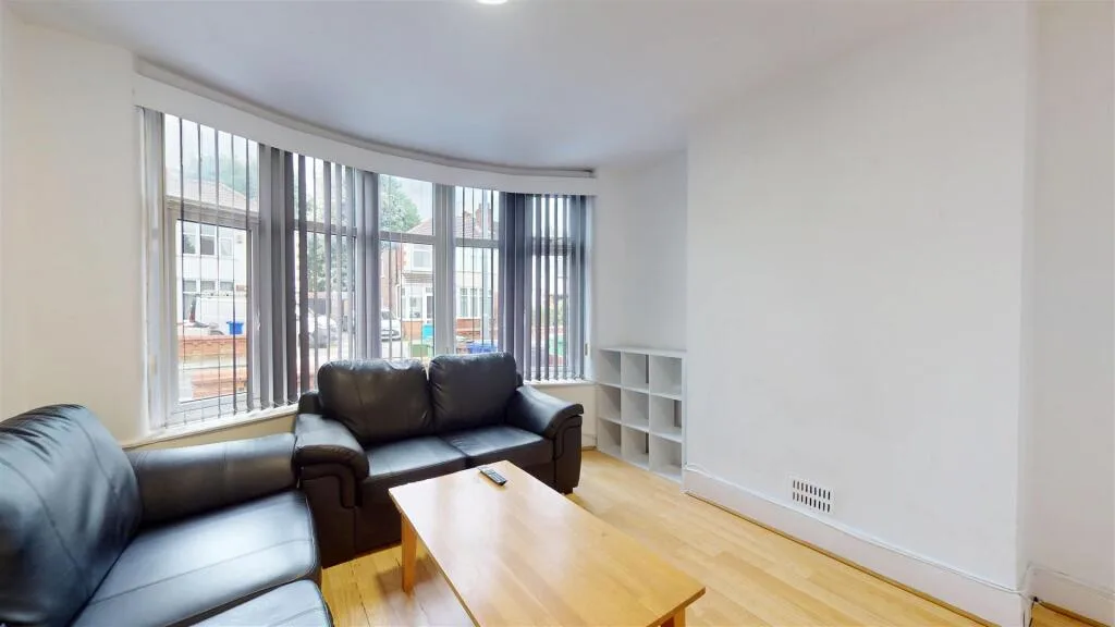 5 bedroom semi-detached house for rent