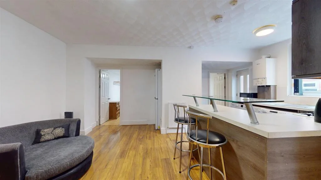 5 bedroom semi-detached house for rent