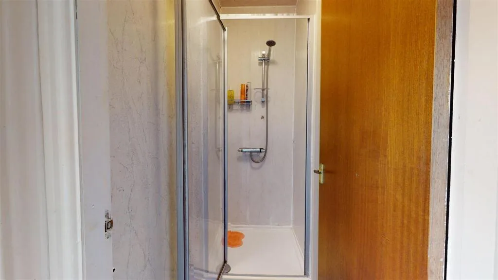 5 bedroom semi-detached house for rent