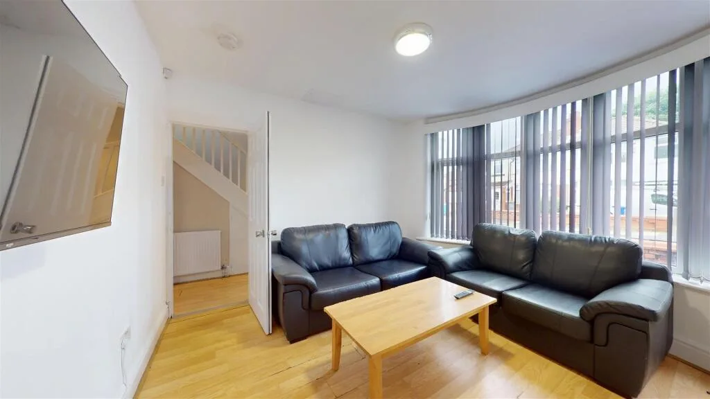 5 bedroom semi-detached house for rent