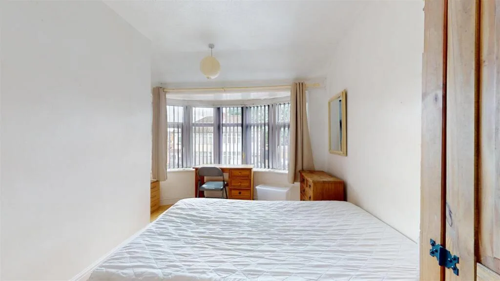 5 bedroom semi-detached house for rent