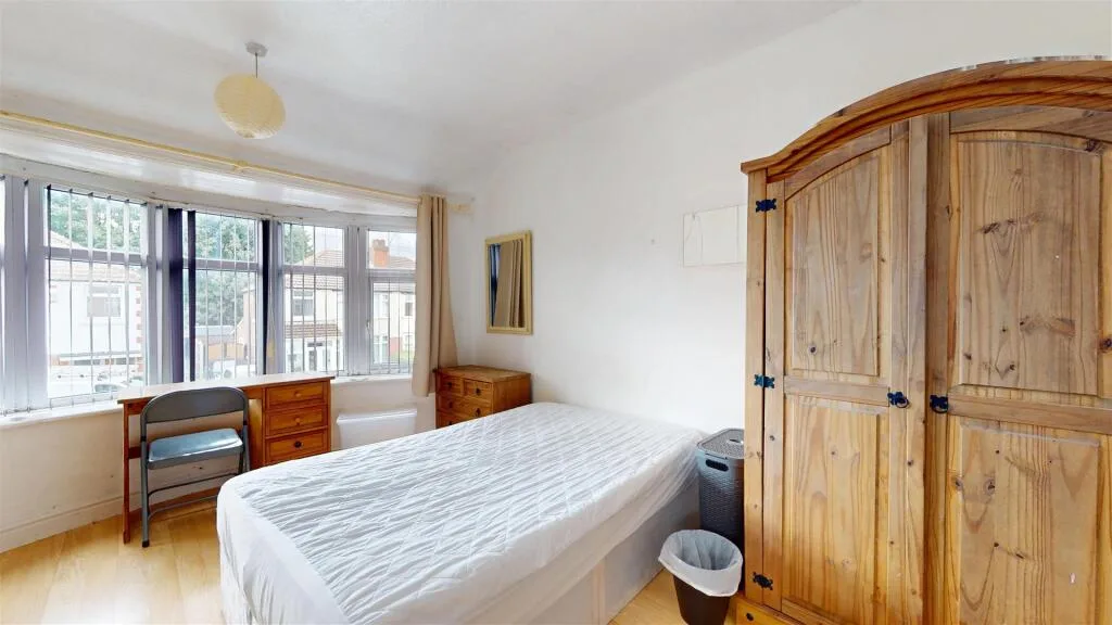 5 bedroom semi-detached house for rent