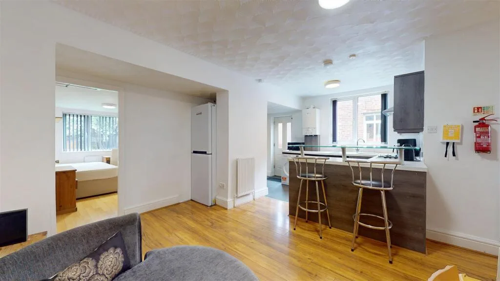 5 bedroom semi-detached house for rent