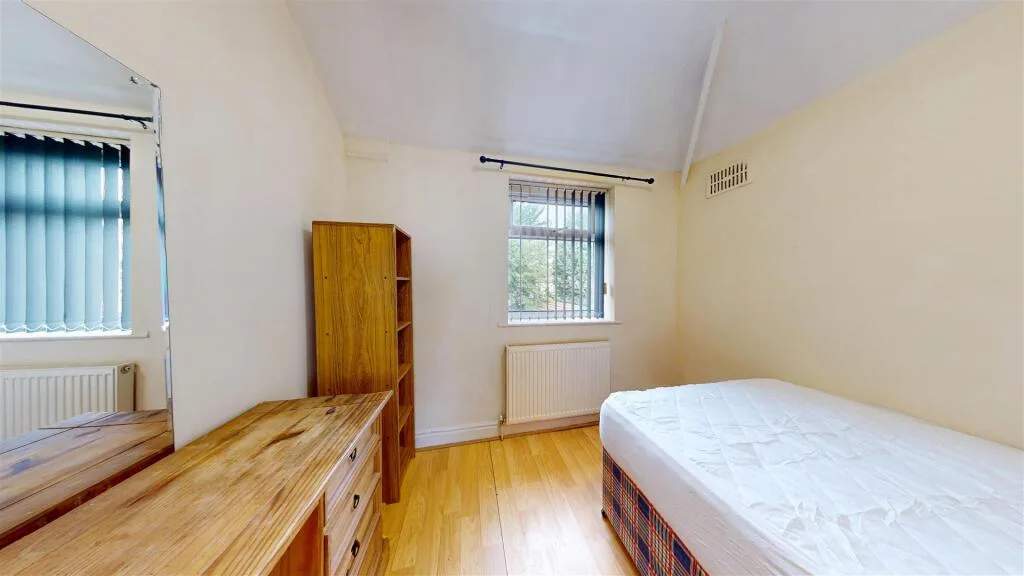 5 bedroom semi-detached house for rent
